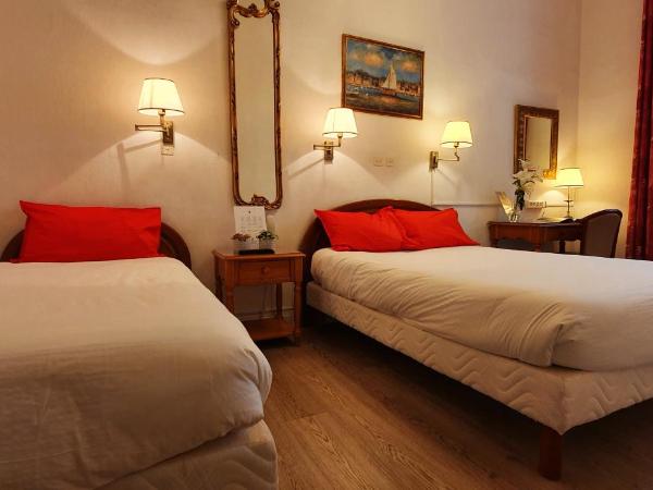 Hôtel Richelieu : photo 6 de la chambre chambre triple avec baignoire