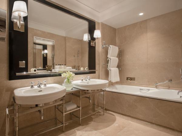 Four Seasons Hotel Ritz Lisbon : photo 5 de la chambre chambre lit king-size de luxe - vue sur parc