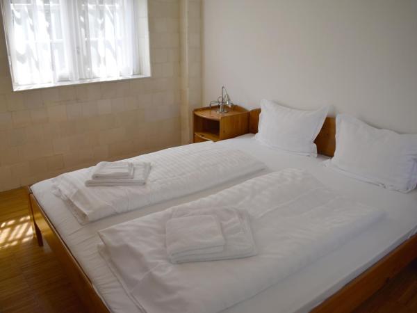 Zsolnay Negyed Vendégháza : photo 6 de la chambre chambre double avec salle de bains privative