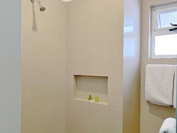 Seven Crown Express & Suites by Kavia : photo 3 de la chambre suite lit king-size