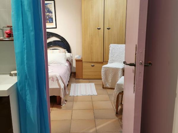 APPARTEMENT EN SOUS SOL DE VILLA avec accès jardin et piscine : photo 7 de la chambre chambre double avec salle de bains privative extérieure