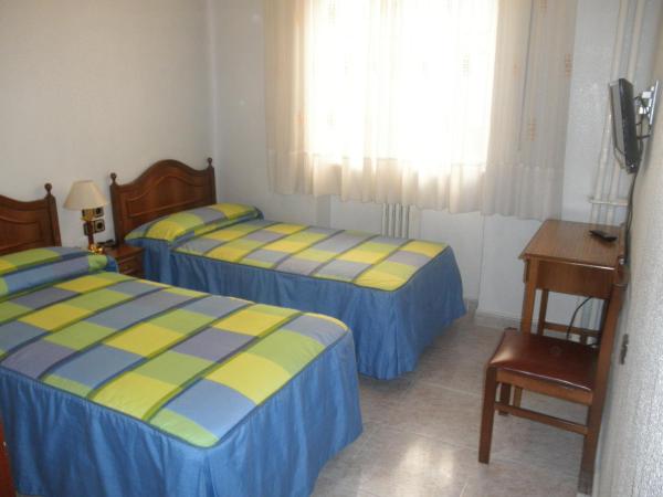 Hostal Los Andes : photo 1 de la chambre chambre double ou lits jumeaux avec salle de bains privative