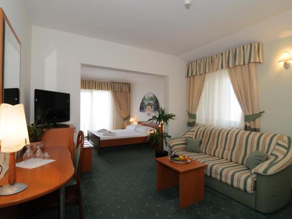 Hotel Rosina : photo 4 de la chambre chambre familiale avec balcon - vue sur mer