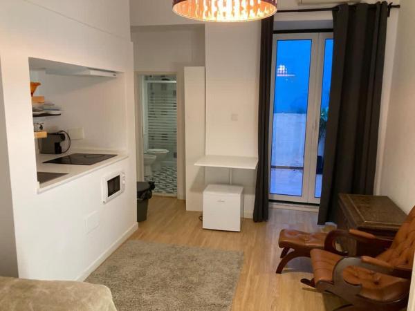 Old Town Lx Suites : photo 5 de la chambre chambre lit queen-size avec patio