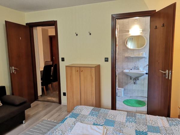Balaton Panzió Füred : photo 10 de la chambre chambre familiale avec salle de bains