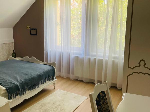 Villabaroque_Eger : photo 4 de la chambre petite chambre double