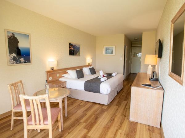 Hôtel La Pinède : photo 5 de la chambre chambre supérieure - balcon et vue sur mer