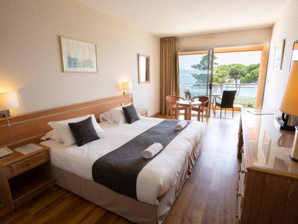 Hôtel La Pinède : photo 1 de la chambre chambre supérieure - balcon et vue sur mer