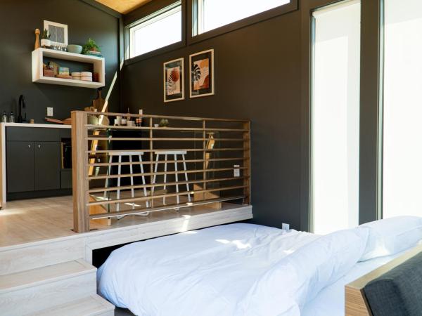 Ironwood Grove, Tiny House Hotel : photo 3 de la chambre studio avec balcon 