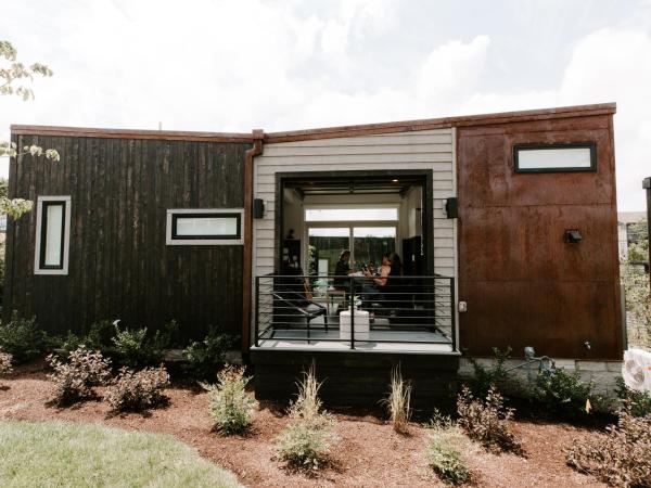 Ironwood Grove, Tiny House Hotel : photo 2 de la chambre suite avec balcon