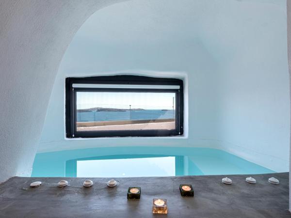 Pearl of Caldera Oia - Boutique Hotel by Pearl Hotel Collection : photo 6 de la chambre grande suite en duplex avec bain à remous intérieur - vue sur caldeira