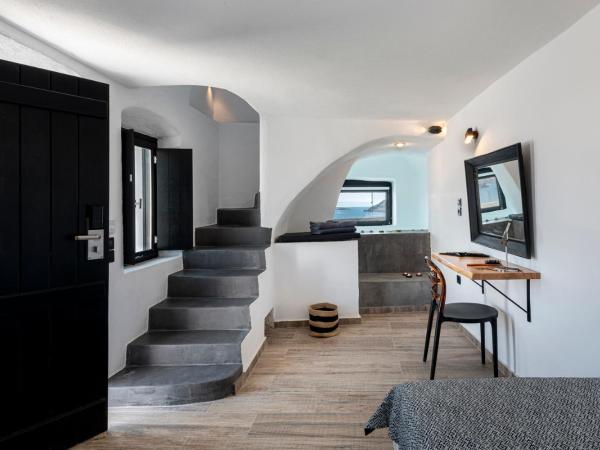 Pearl of Caldera Oia - Boutique Hotel by Pearl Hotel Collection : photo 9 de la chambre grande suite en duplex avec bain à remous intérieur - vue sur caldeira