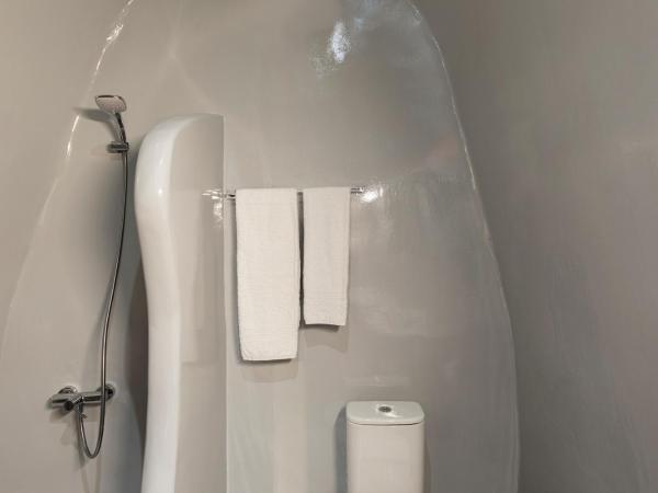 Pearl of Caldera Oia - Boutique Hotel by Pearl Hotel Collection : photo 5 de la chambre chambre double supérieure avec jacuzzi extérieur - vue sur caldeira