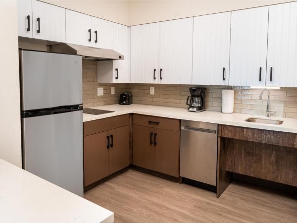 Staybridge Suites - Nashville - Vanderbilt, an IHG Hotel : photo 4 de la chambre queen suite with two queen beds and mobility accessible bathtub - non-smoking