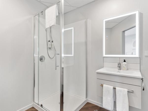 Ramada by Wyndham Newmarket Auckland : photo 8 de la chambre compact room - motorway facing