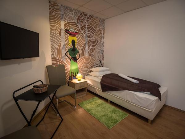 Mokka Apartman Szeged : photo 2 de la chambre chambre double ou lits jumeaux avec douche