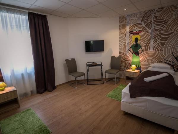 Mokka Apartman Szeged : photo 4 de la chambre chambre double ou lits jumeaux avec douche