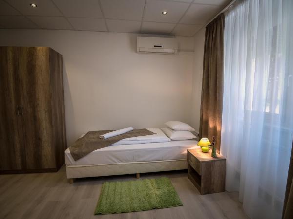 Mokka Apartman Szeged : photo 3 de la chambre chambre double ou lits jumeaux avec douche