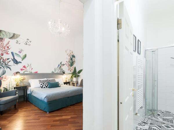 Entire flat with 6 Rooms & 6 Bathrooms, 210 SQMs at Most Historical Center with LIFT !!! : photo 3 de la chambre chambre double deluxe