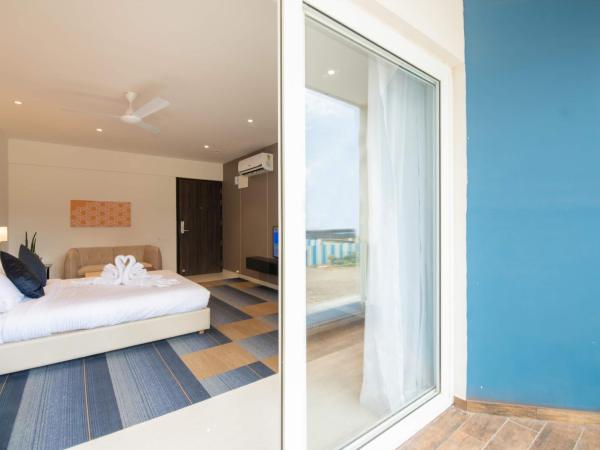 StayBird - B Suite, Business Hotel, Kharadi : photo 4 de la chambre suite de luxe avec balcon