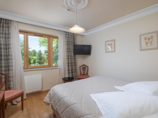 Le Manoir Au Lac : photo 8 de la chambre chambre standard grands bois - vue sur parc/lac
