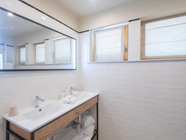 Le Manoir Au Lac : photo 10 de la chambre chambre standard grands bois - vue sur parc/lac