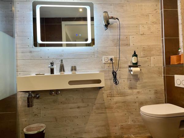 PILA & BED Montpellier Centre Corum Comédie - Chambre calme climatisée - Quiet air-conditioned room : photo 4 de la chambre chambre double deluxe