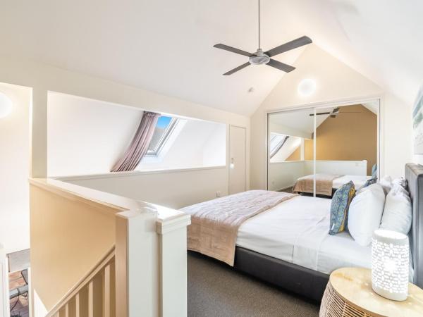 Byron Central Apartments : photo 2 de la chambre loft lit queen-size de luxe avec baignoire spa