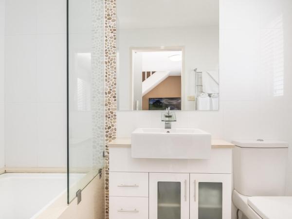 Byron Central Apartments : photo 4 de la chambre loft lit queen-size de luxe avec baignoire spa