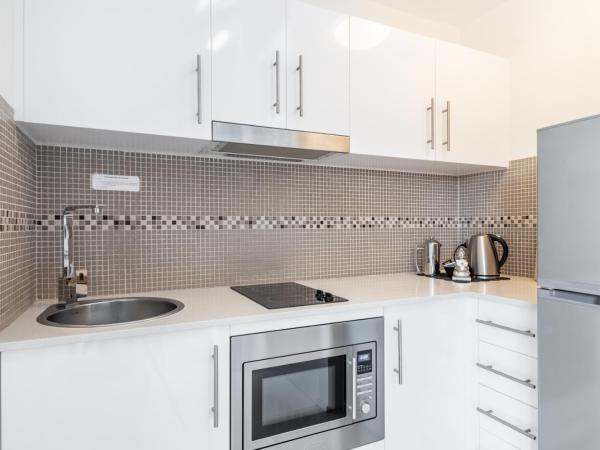 Byron Central Apartments : photo 5 de la chambre loft lit queen-size de luxe avec baignoire spa