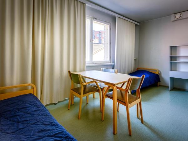Eurohostel : photo 3 de la chambre lit simple Économique dans dortoir pour femmes de 3 lits avec salle de bains commune 