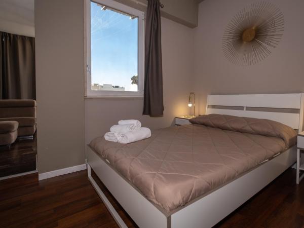 CconfortHotels R&B Cavour - SELF CHECK IN - No Elevator from 20-10-24 until 7-01-2025 : photo 1 de la chambre chambre double avec terrasse