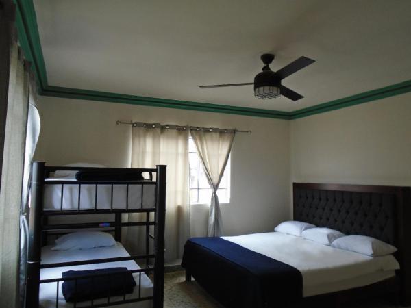 Paulina Youth Hostel : photo 4 de la chambre chambre quadruple avec salle de bains privative