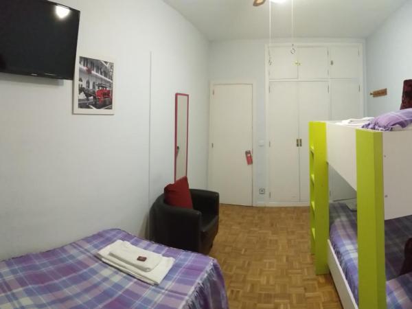 Pensión Pamplonabeds : photo 6 de la chambre chambre triple avec salle de bains commune