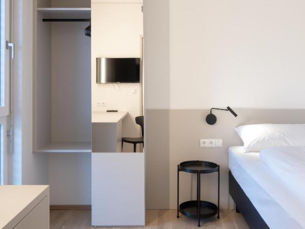 Hotel AT HOME - late arrival self check in : photo 2 de la chambre chambre simple