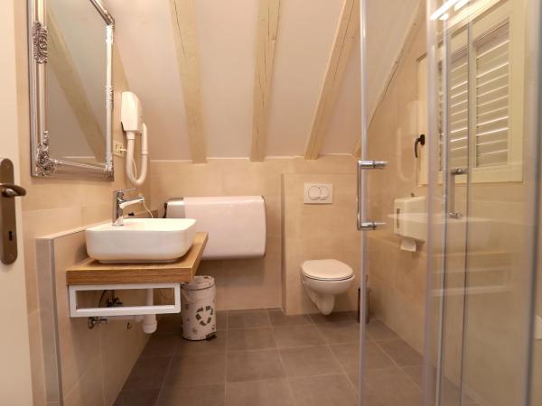 Villa Carrara : photo 6 de la chambre chambre double supérieure avec canapé