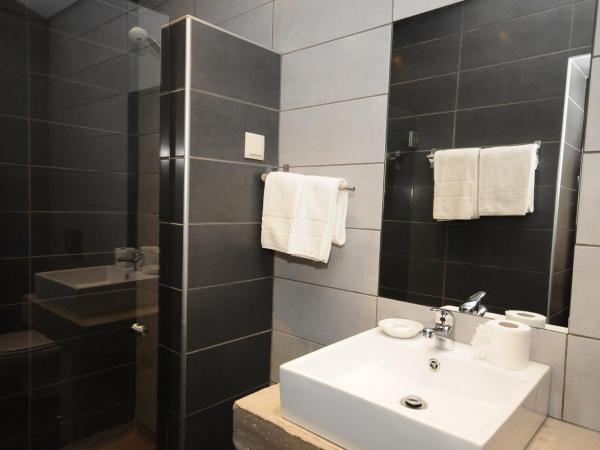 Lost & Found - Guesthouse & Suites : photo 4 de la chambre chambre triple avec salle de bains privative