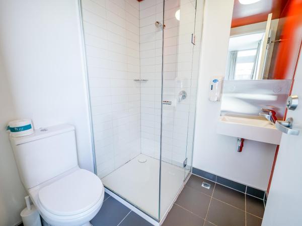 Nomads Queenstown Hostel : photo 4 de la chambre lit dans dortoir mixte de 8 lits avec salle de bains