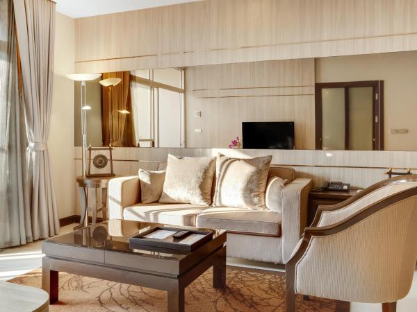 Grand Asoke Suites Boutique Residence : photo 9 de la chambre suite avec balcon