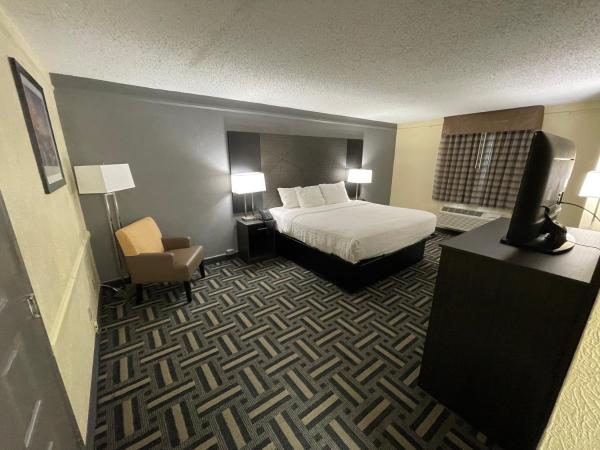 La Quinta Inn by Wyndham Indianapolis Airport Lynhurst : photo 3 de la chambre chambre lit king-size