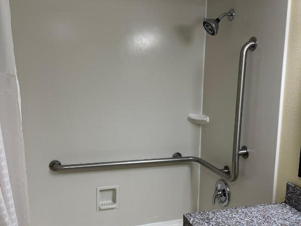 La Quinta Inn by Wyndham Indianapolis Airport Lynhurst : photo 5 de la chambre 1 king bed, mobility accessible room, bathtub w/grab bars, non-smoking