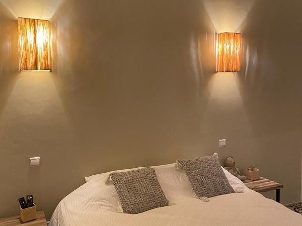 Hostel La Smala : photo 1 de la chambre chambre double avec salle de bains commune