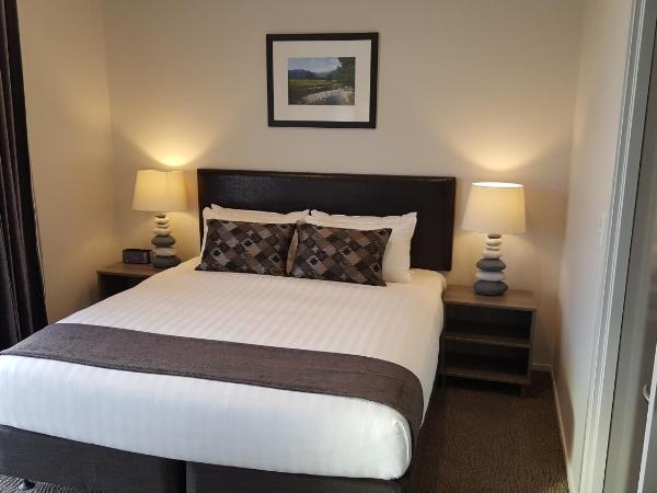 Ramada Suites by Wyndham Queenstown Remarkables Park : photo 3 de la chambre studio lit king-size avec kitchenette