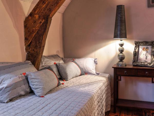 Le Petit Manoir de Kériolet : photo 4 de la chambre chambre lit king-size - vue sur jardin