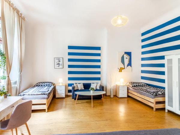 Internesto Brno : photo 5 de la chambre chambre quadruple avec salle de bains commune