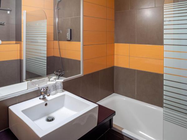 Logis Hotel Noemys pont de l'Etoile : photo 1 de la chambre chambre triple