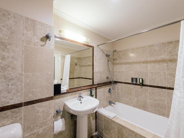 Joondalup Resort : photo 2 de la chambre chambre lit king-size - vue sur lac