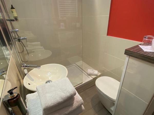 Best Western Plus Hôtel la Rade : photo 7 de la chambre chambre queen classique - non-fumeurs