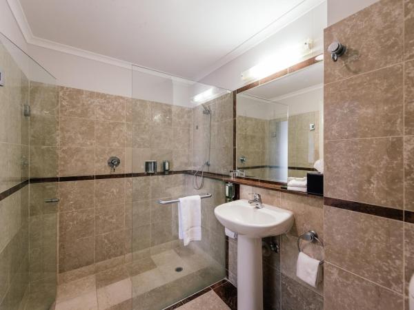 Joondalup Resort : photo 8 de la chambre chambre lit king-size - vue sur lac