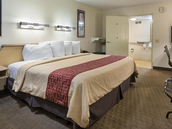 Red Roof Inn Memphis East : photo 4 de la chambre superior king room disability access roll-ln shower non-smoking